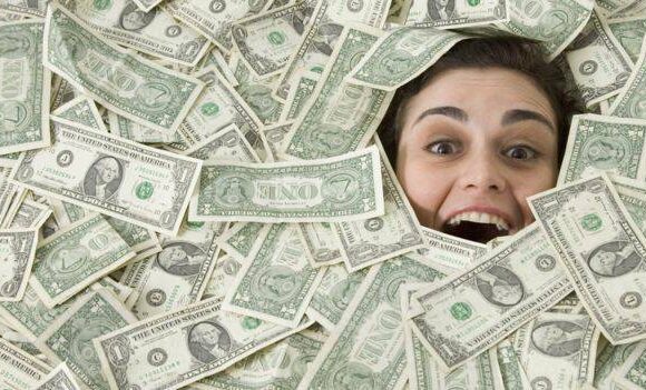 Dos autores concluyen que el dinero sí puede comprar la felicidad